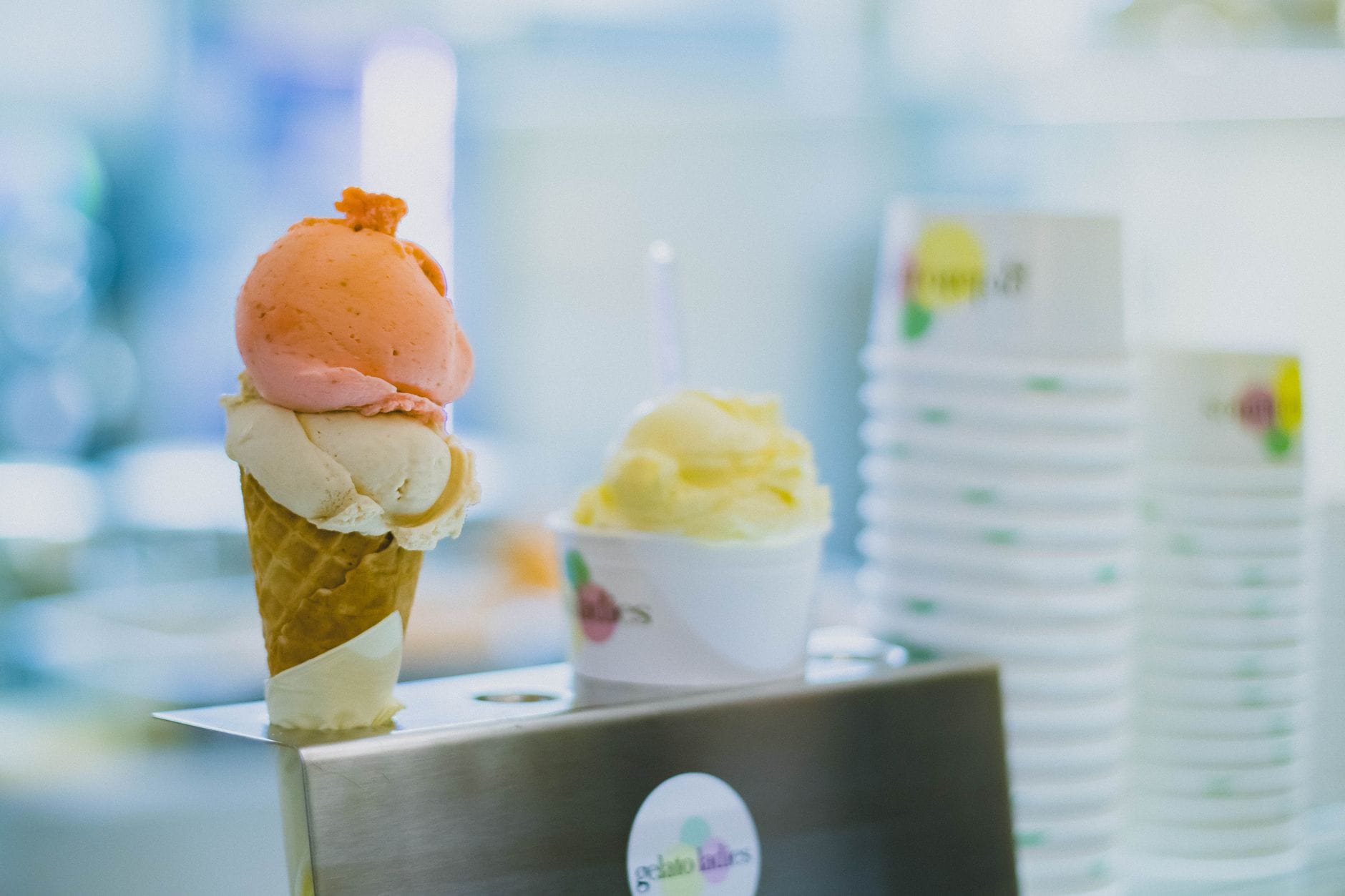Gałki lodów waniliowych i owocowych gelato w przytulnej lodziarni