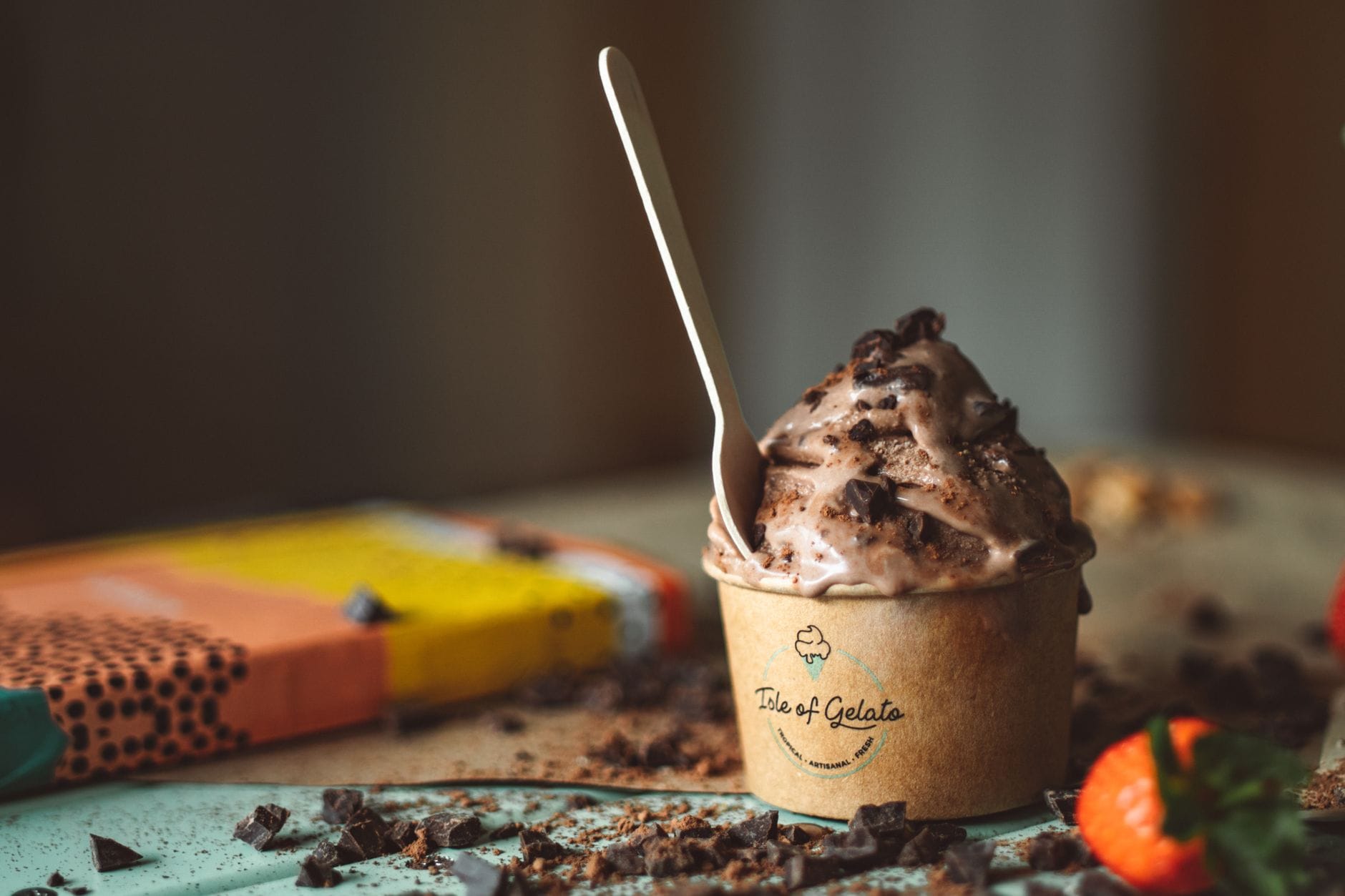 Kremowe czekoladowe gelato z kawałkami czekolady w papierowym kubku