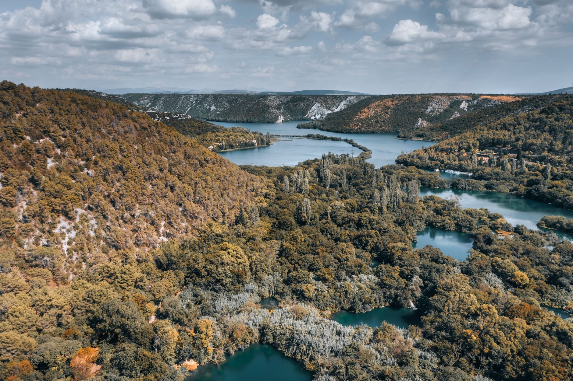 Widok z lotu ptaka na jeziora i lasy Parku Narodowego Krka