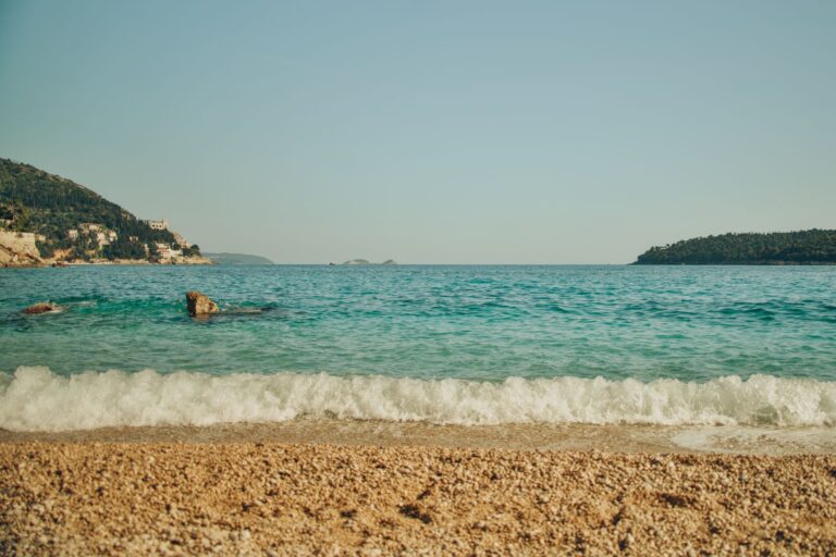 Kamienista plaża i błękitne morze na wybrzeżu Dubrownika